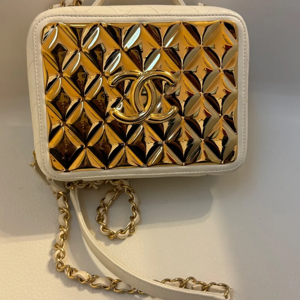 Chanel Golden Plate Vanity Case White Lambskin Gold Hardware - Picture 3 of 6